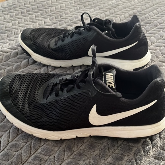 Women’s Nike Running shoes size 11 - Picture 2 of 4